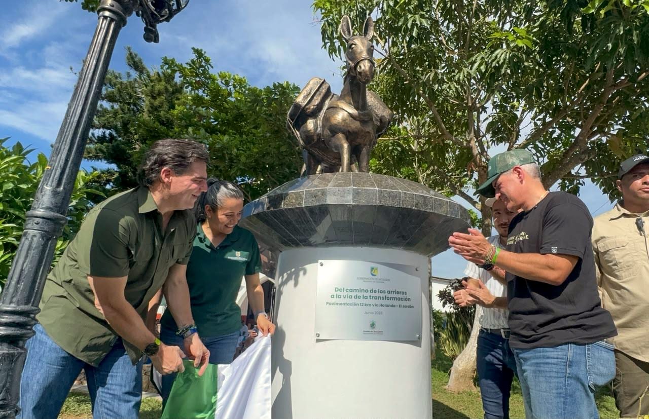 Alejandro Arbeláez A. descubre, sonriendo, un monumento a una mula de arriero con la placa «Del camino de los arrieros a la vía de la transformación»